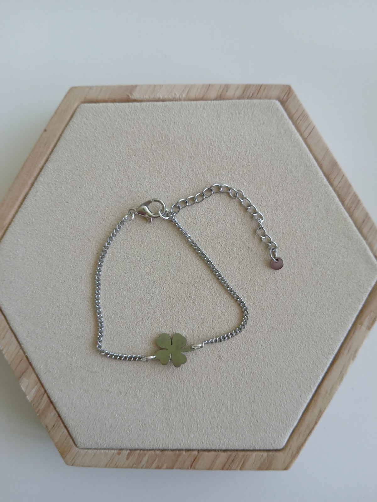 Zilverkleurige Schakelarmband met Klavertje Vier Bedel – Verstelbar… - 135431 Zilverkleurige Schakelarmband met Klavertje Vier Bedel – Verstelbare Geluksarmband voor Dames