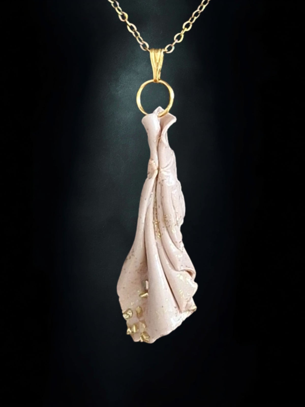 Beige handgemaakte hanger van klei - boho statement ketting met goudk… - 143067 Beige handgemaakte hanger van klei - boho statement ketting met goudkleurige accenten