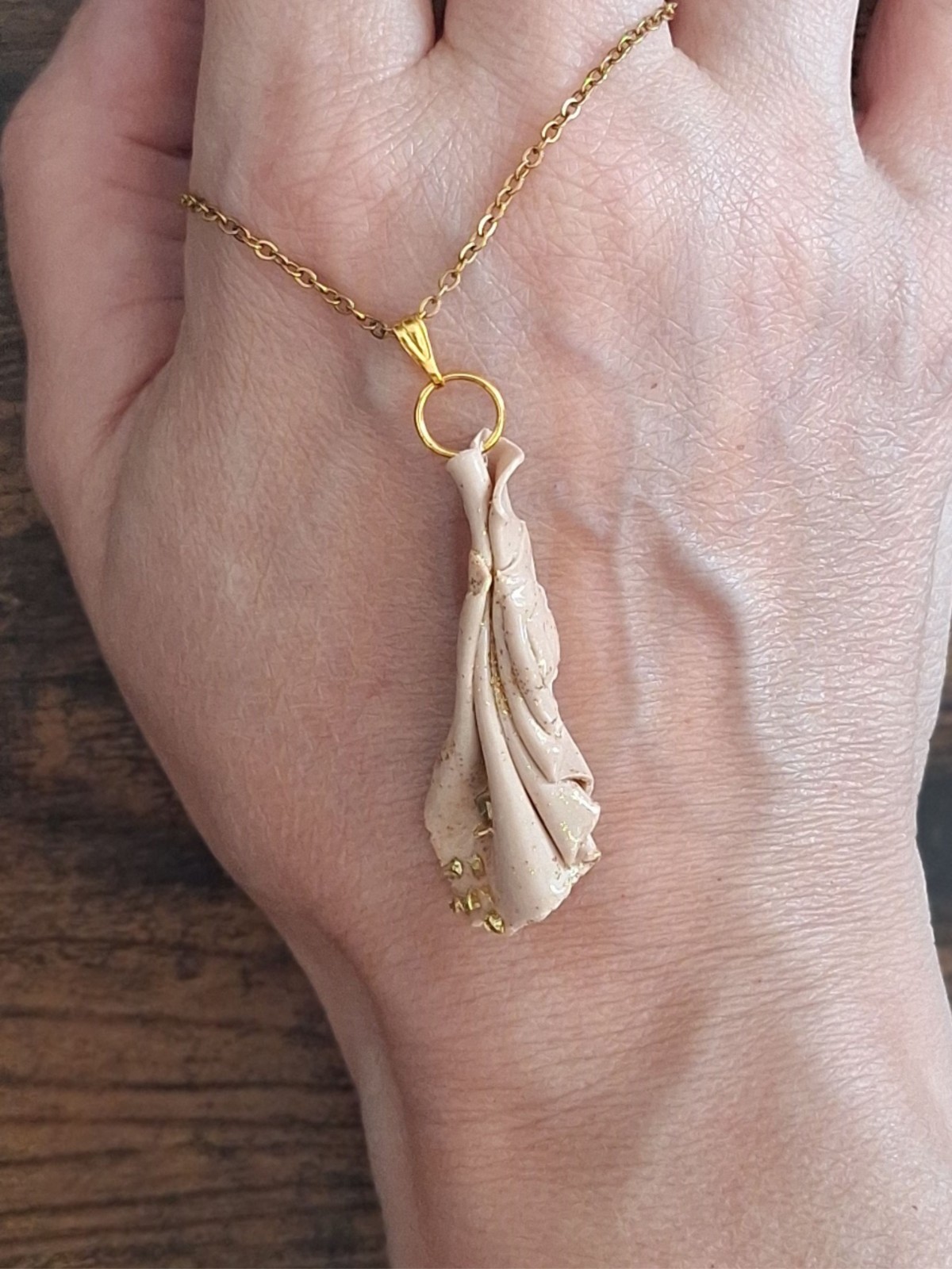 Beige handgemaakte hanger van klei - boho statement ketting met goudk… - 143070 Beige handgemaakte hanger van klei - boho statement ketting met goudkleurige accenten