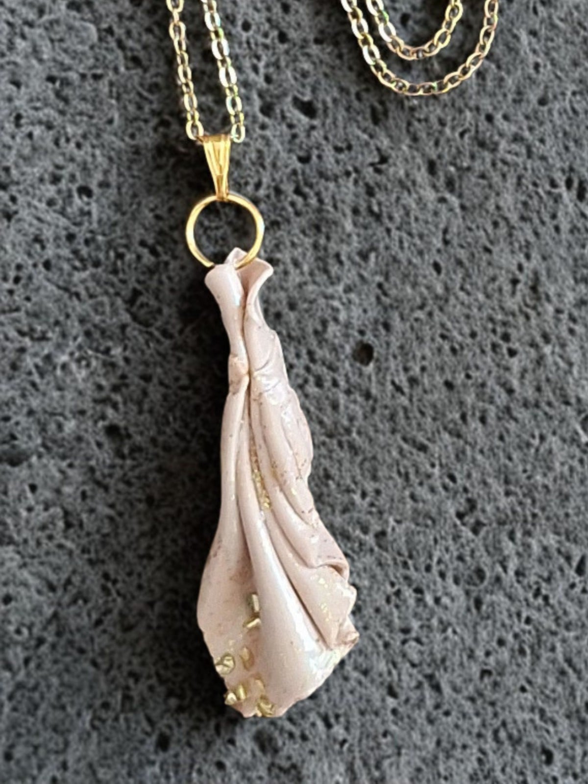 Beige handgemaakte hanger van klei - boho statement ketting met goudk… - 143071 Beige handgemaakte hanger van klei - boho statement ketting met goudkleurige accenten