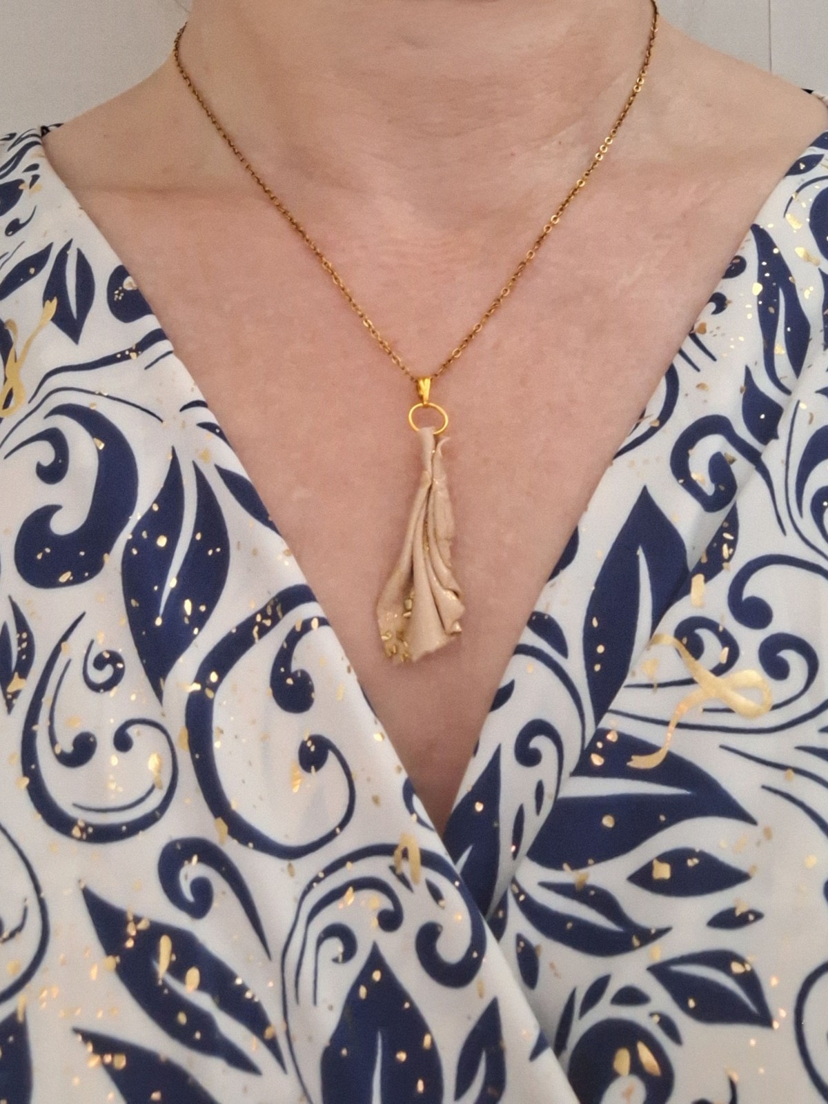 Beige handgemaakte hanger van klei - boho statement ketting met goudk… - 143073 Beige handgemaakte hanger van klei - boho statement ketting met goudkleurige accenten