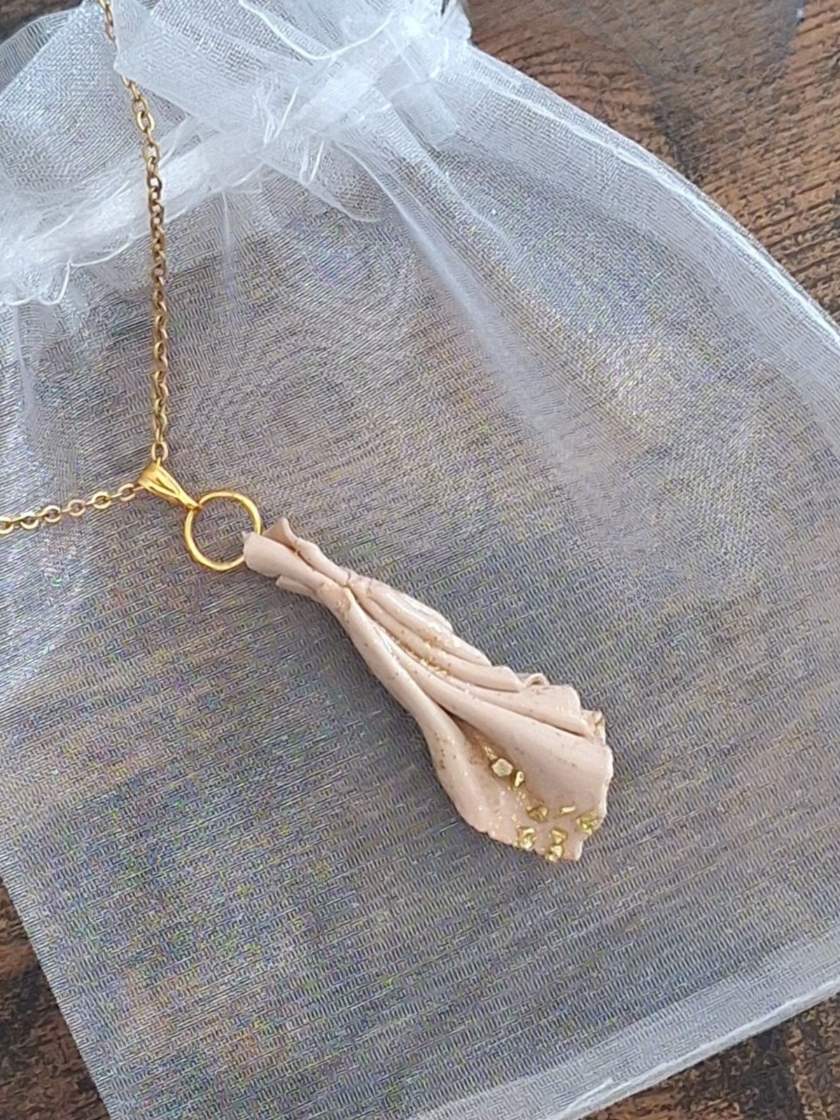Beige handgemaakte hanger van klei - boho statement ketting met goudk… - 143074 Beige handgemaakte hanger van klei - boho statement ketting met goudkleurige accenten