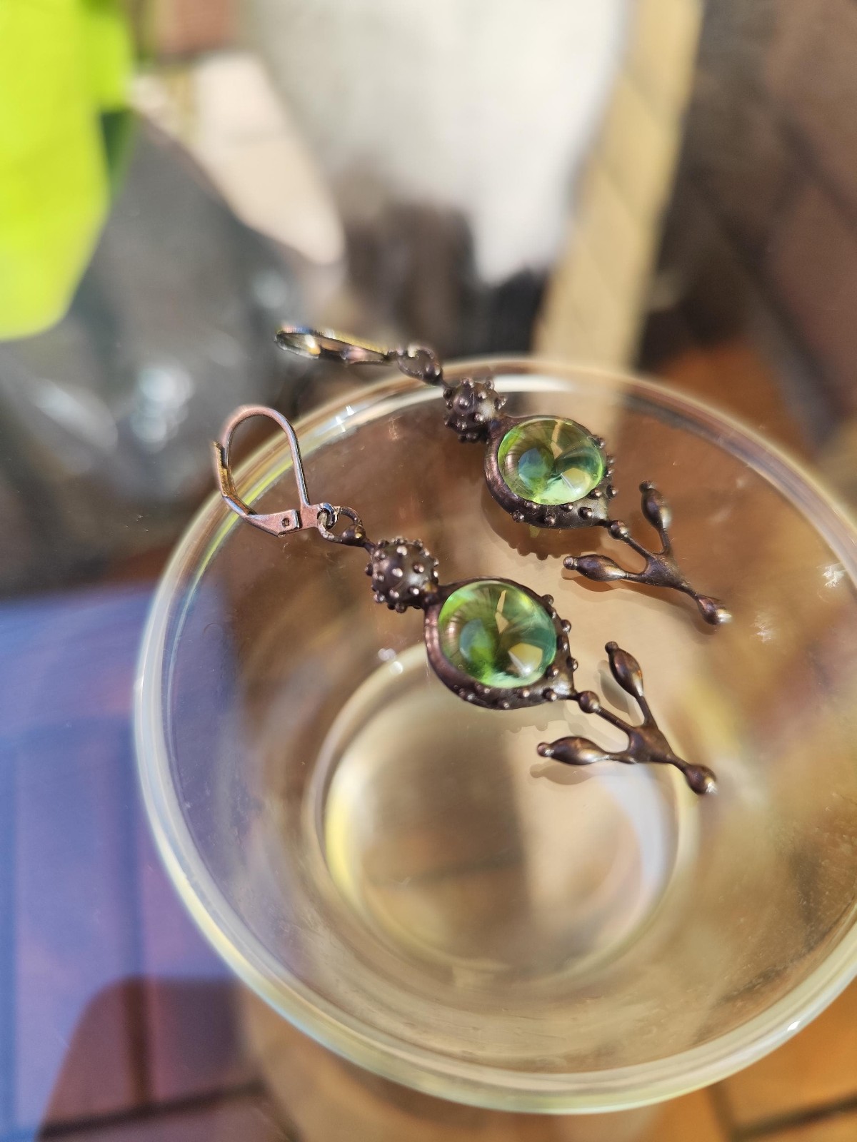 Handgemaakte bloemoorbellen met groen glas en zwart gepatineerd koper - 142628 Handgemaakte bloemoorbellen met groen glas en zwart gepatineerd koper