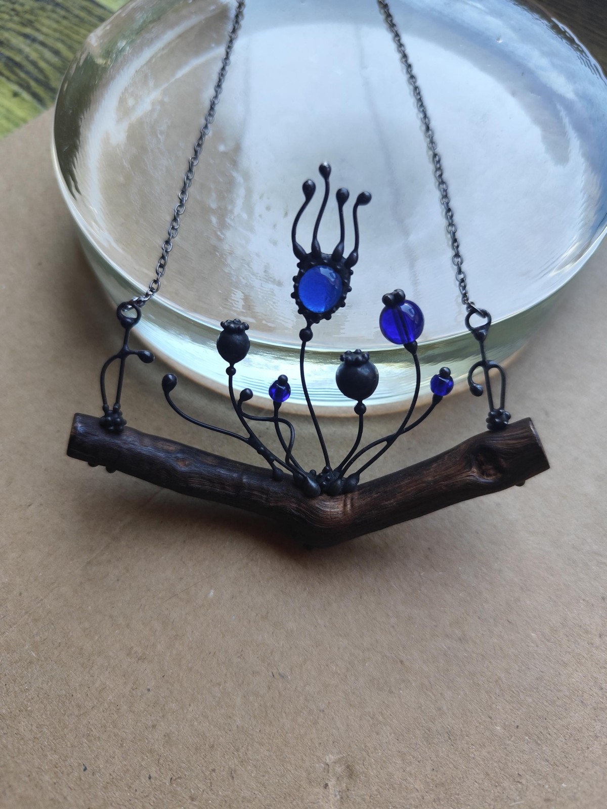 Handgemaakte klaprozenketting met blauw glas en zwart gepatineerd koper