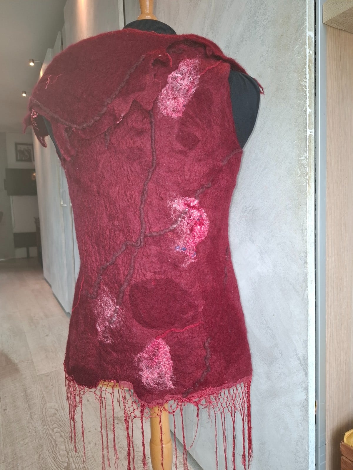 Handgevilt rood vest – uniek draagbaar kunstwerk