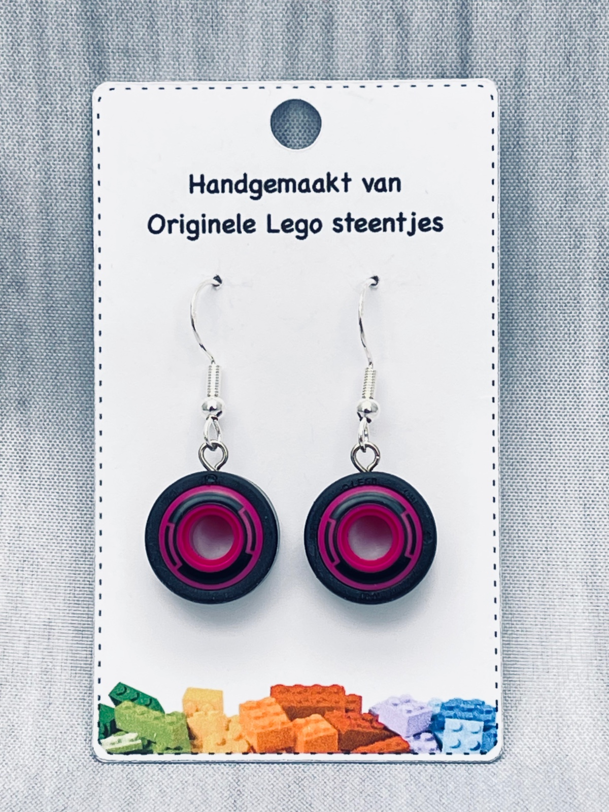 LEGO oorbellen Formule 1 bandjes - Fuchsia - 138083 LEGO oorbellen Formule 1 bandjes - Fuchsia