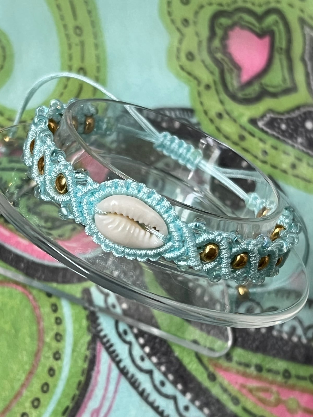 Macrame armband lichtblauw met schelp - 140407 Macrame armband lichtblauw met schelp