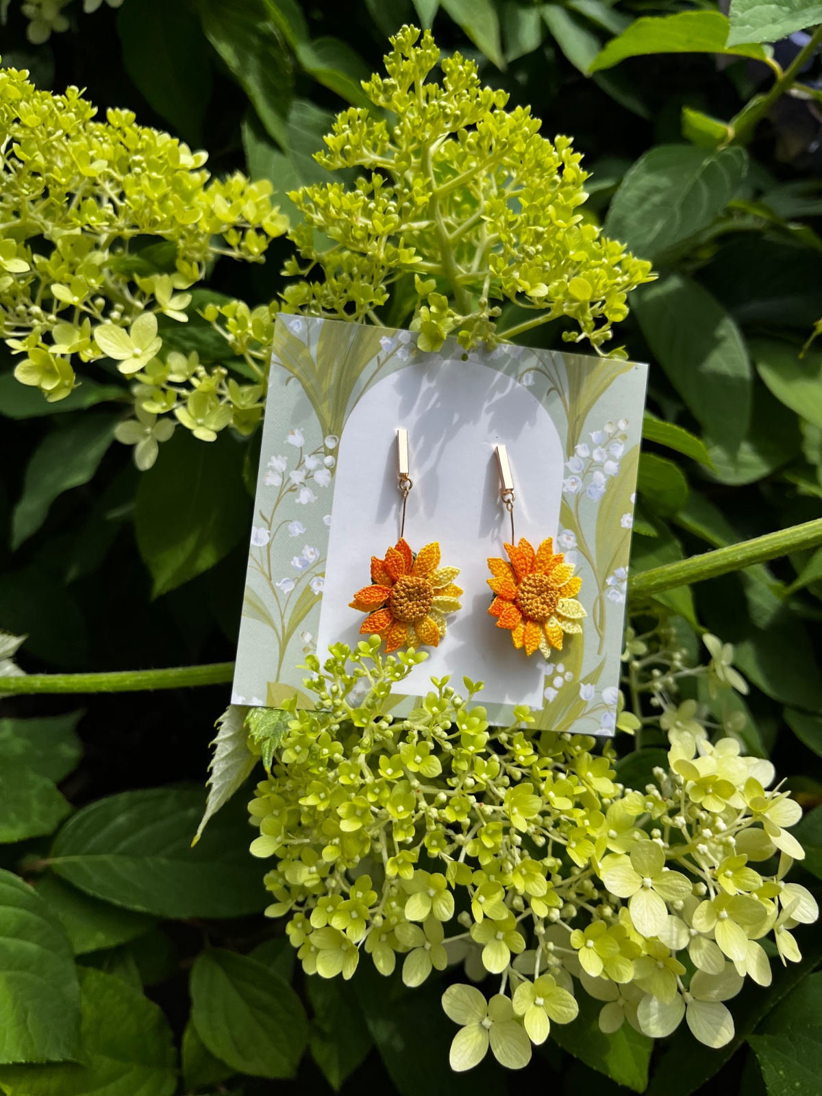 Micro gehaakte zonnebloem oorbellen – klein & eenvoudig - 137670 Micro gehaakte zonnebloem oorbellen – klein & eenvoudig