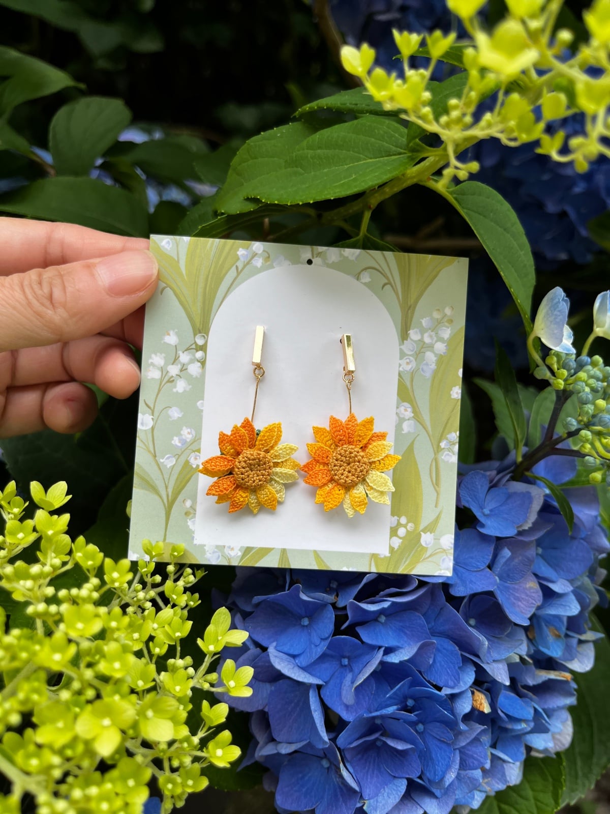 Micro gehaakte zonnebloem oorbellen – klein & eenvoudig - 137673 Micro gehaakte zonnebloem oorbellen – klein & eenvoudig