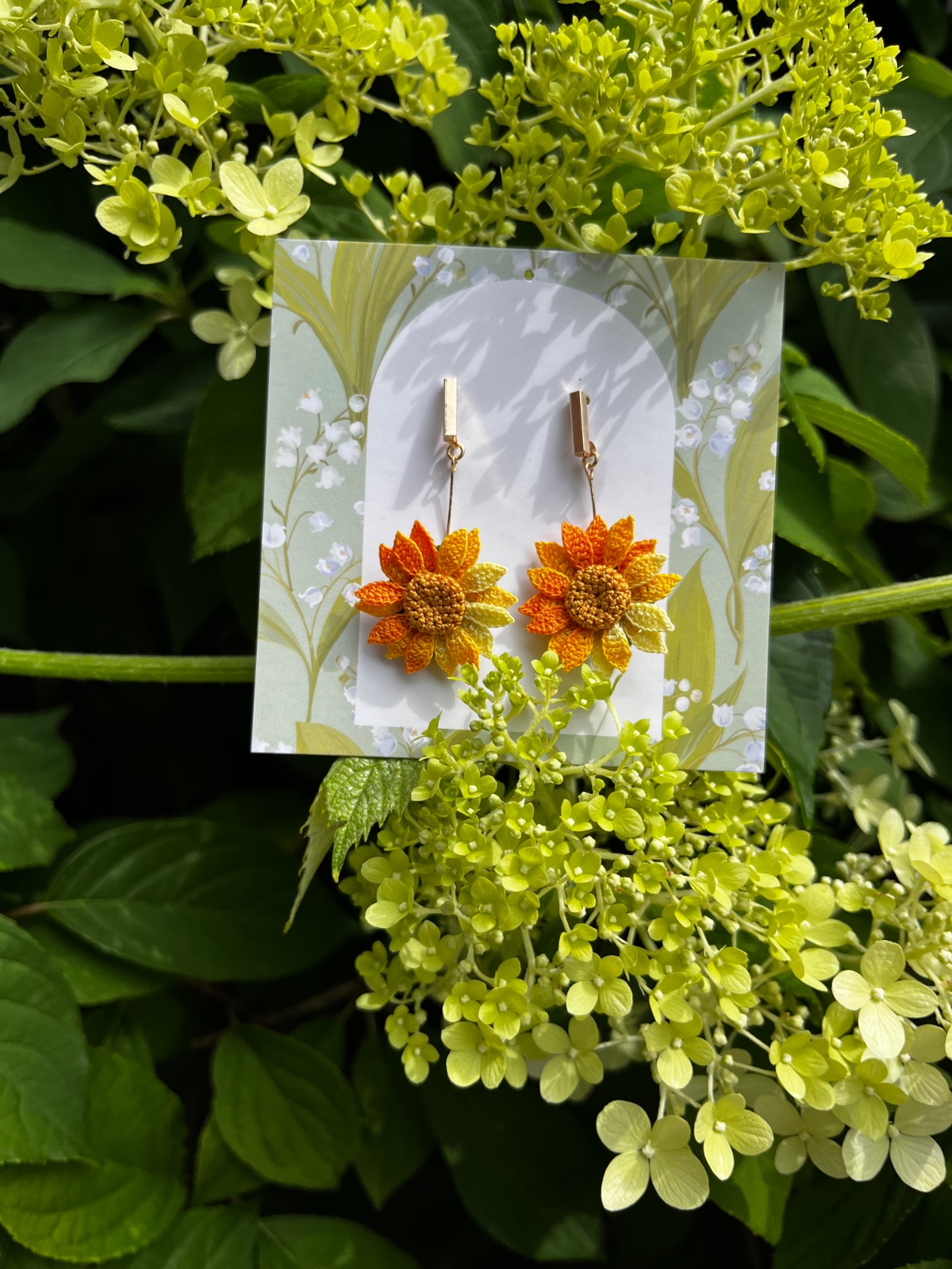 Micro gehaakte zonnebloem oorbellen – klein & eenvoudig - 137674 Micro gehaakte zonnebloem oorbellen – klein & eenvoudig