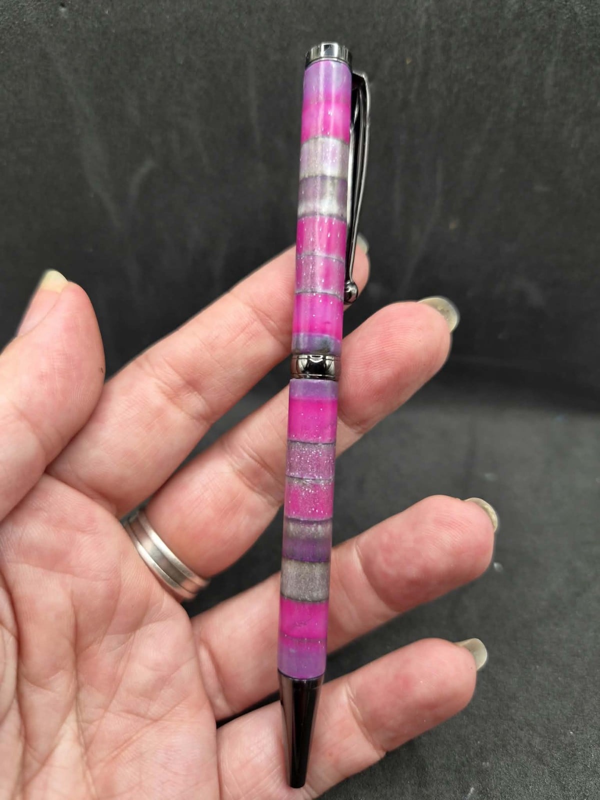 Navulbare matalen pen met handgemaakt handvat van polymeer klei