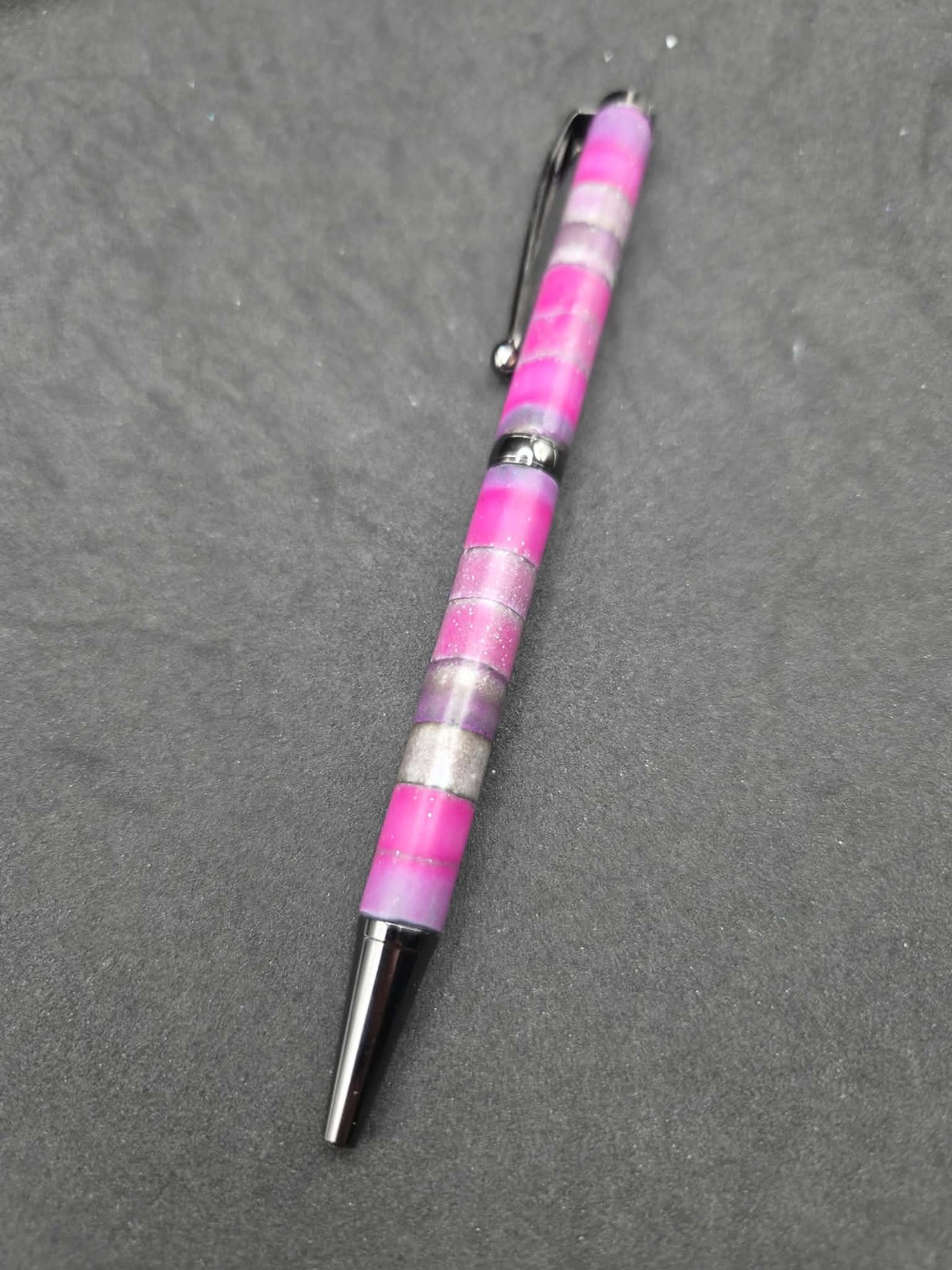 Navulbare matalen pen met handgemaakt handvat van polymeer klei