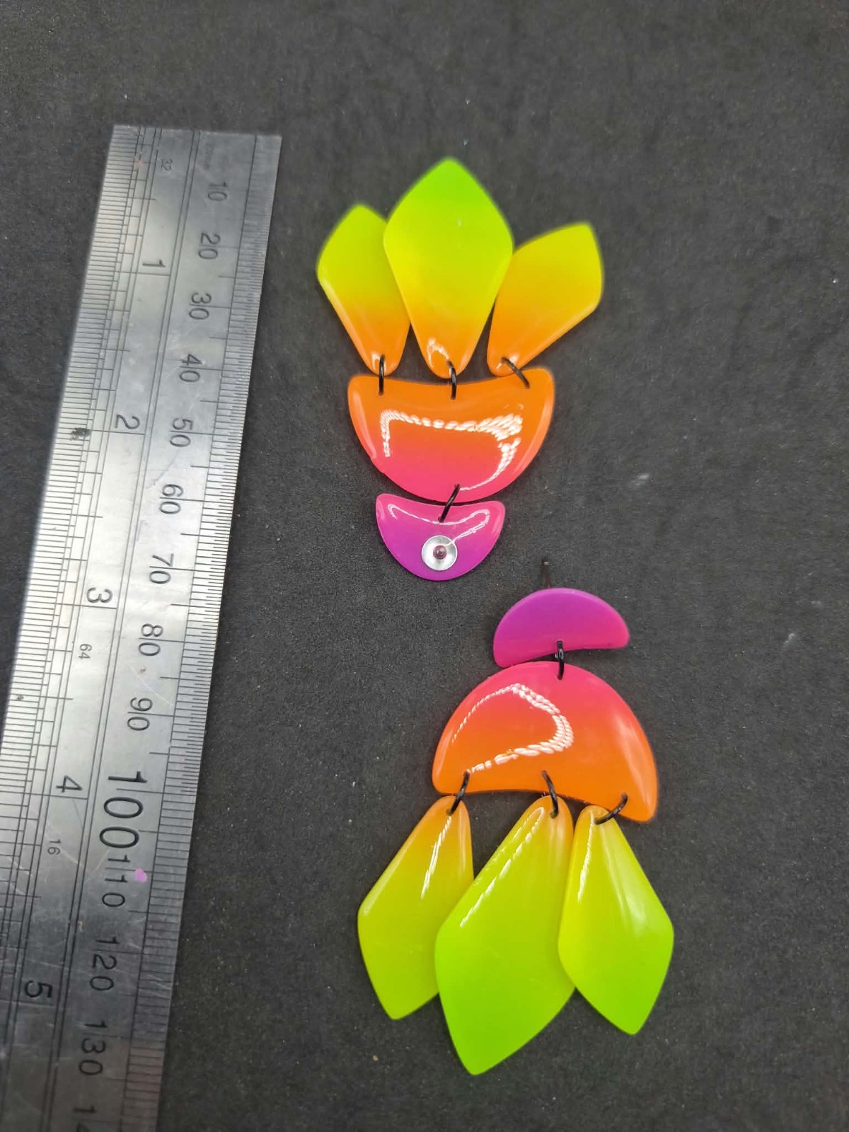 Kleurrijke statement oorbellen van polymeer klei – handgemaakt neon dégradé