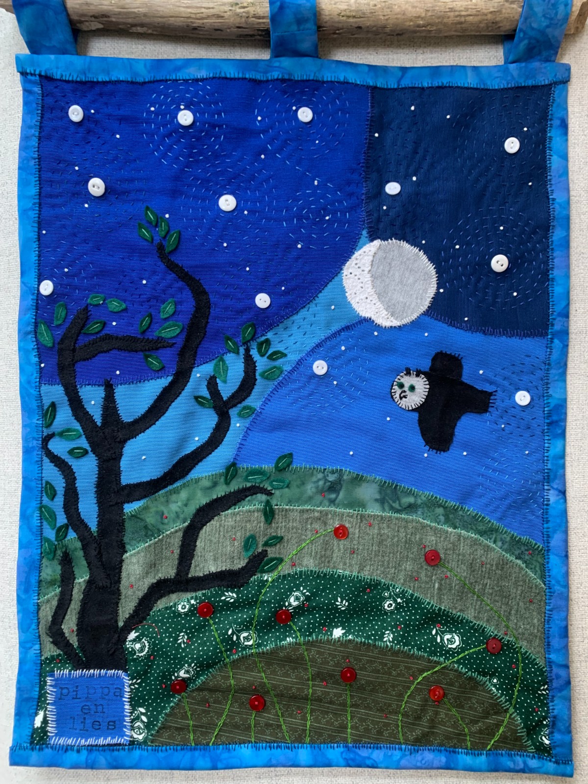 Patchwork wandkleed met de maan en uiltje - 140676 Patchwork wandkleed met de maan en uiltje