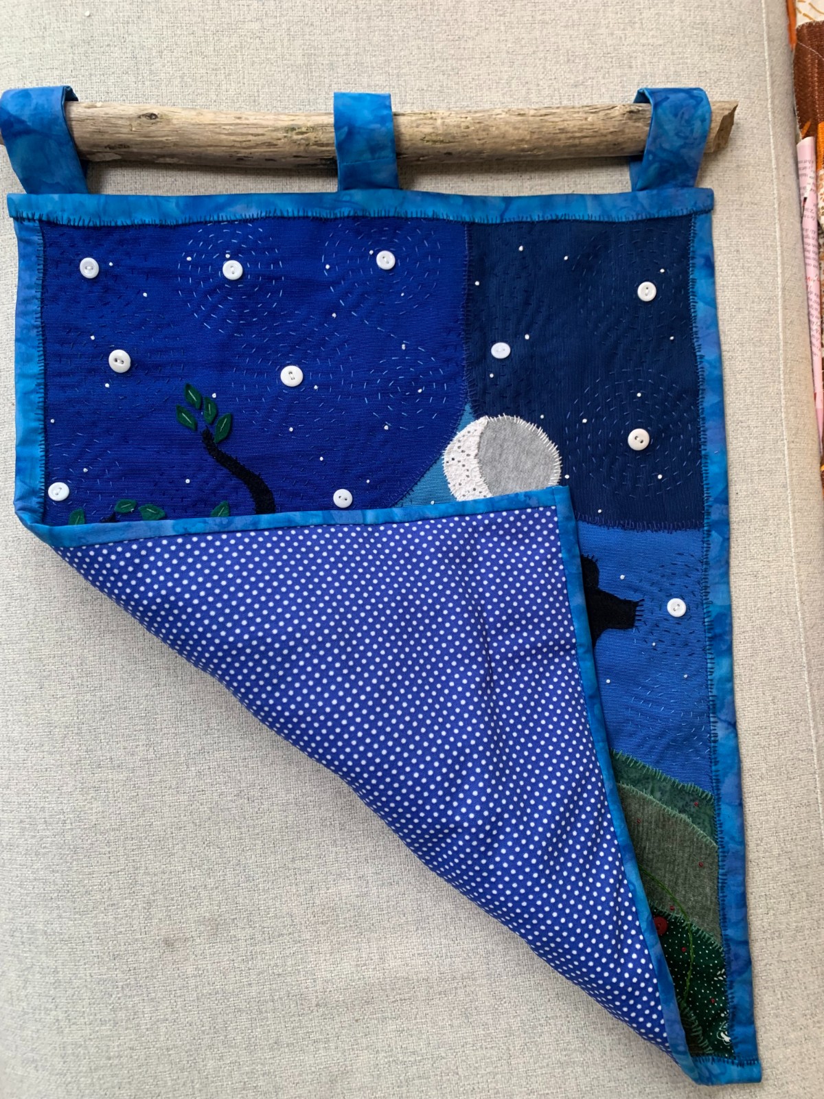 Patchwork wandkleed met de maan en uiltje - 140679 Patchwork wandkleed met de maan en uiltje