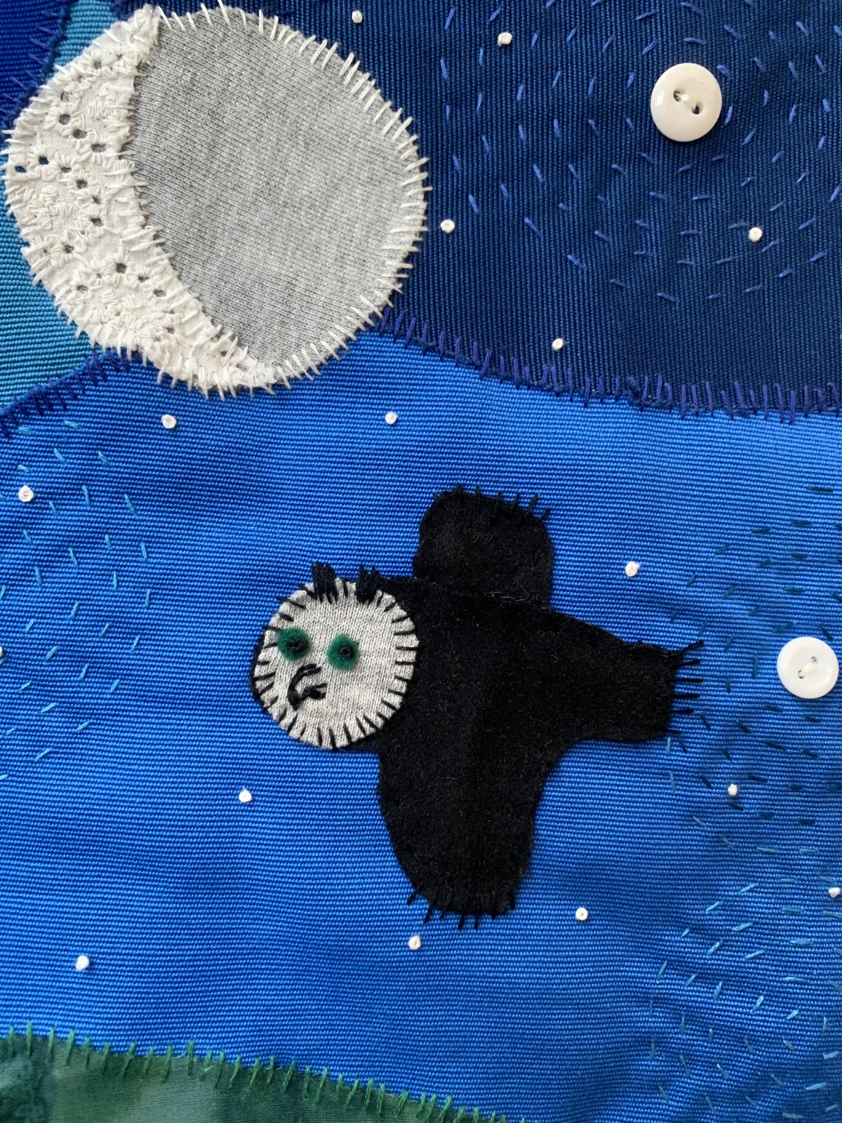 Patchwork wandkleed met de maan en uiltje - 140680 Patchwork wandkleed met de maan en uiltje
