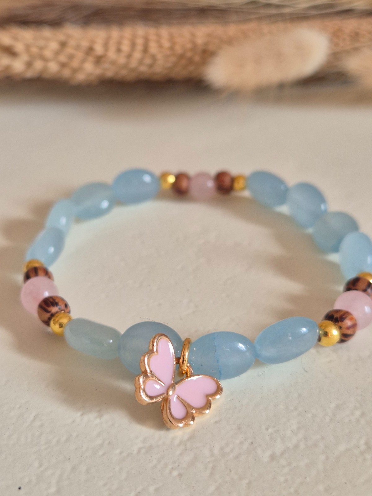 Vrolijke roze/gouden vlinder armband