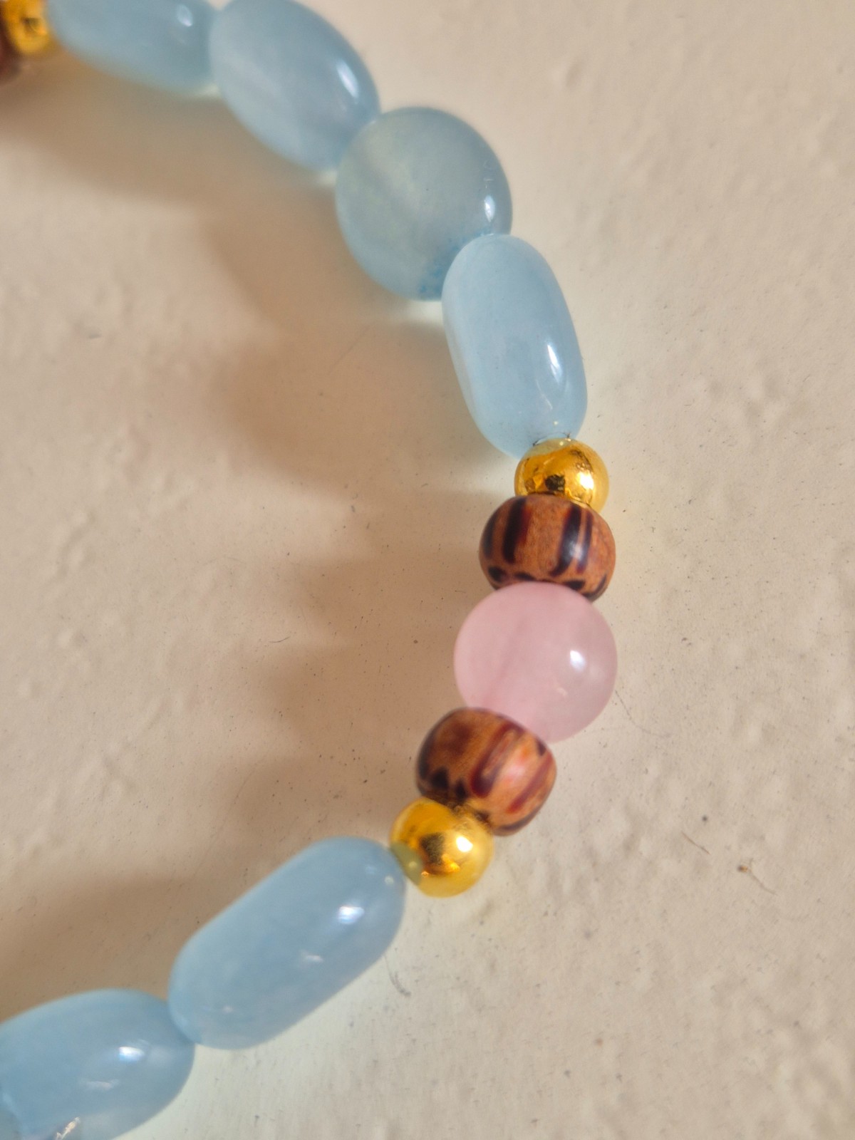 Vrolijke roze/gouden vlinder armband