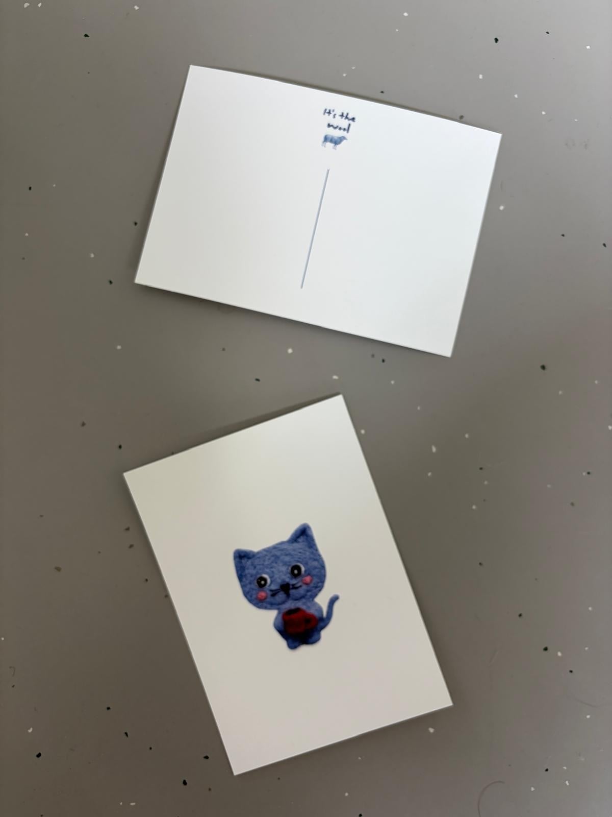 Wenskaart Blauw Katje met Koffiebeker – Illustratie van een Wollen Katje