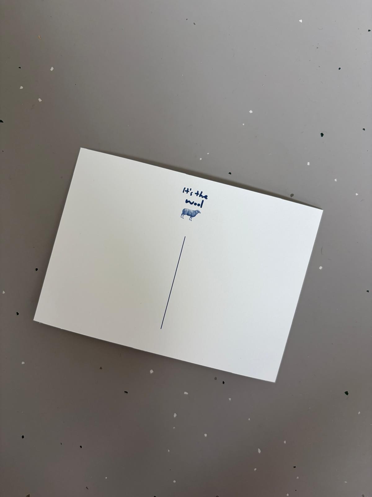 Wenskaart Blauw Katje met Koffiebeker – Illustratie van een Wollen Katje