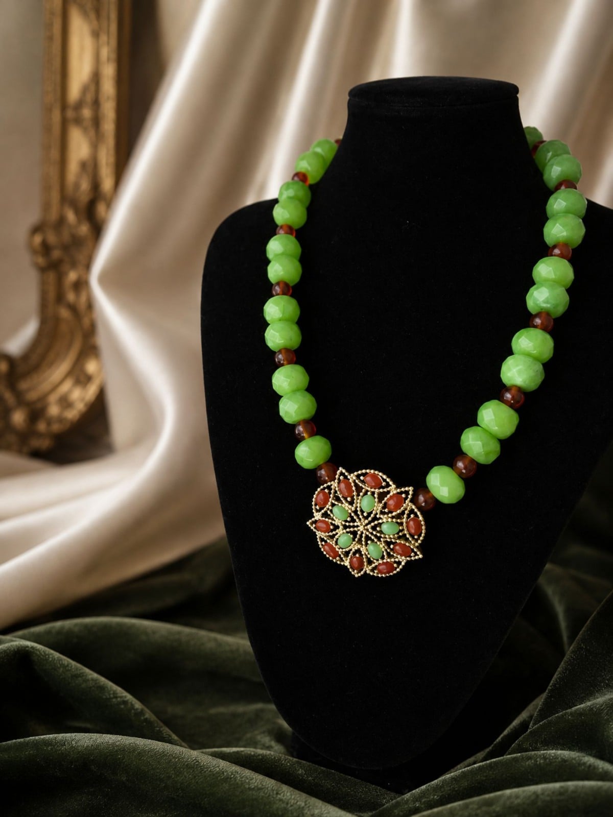 Groene agaat ketting met carneool en vintage Sarah Coventry broche - 147047 Groene agaat ketting met carneool en vintage Sarah Coventry broche