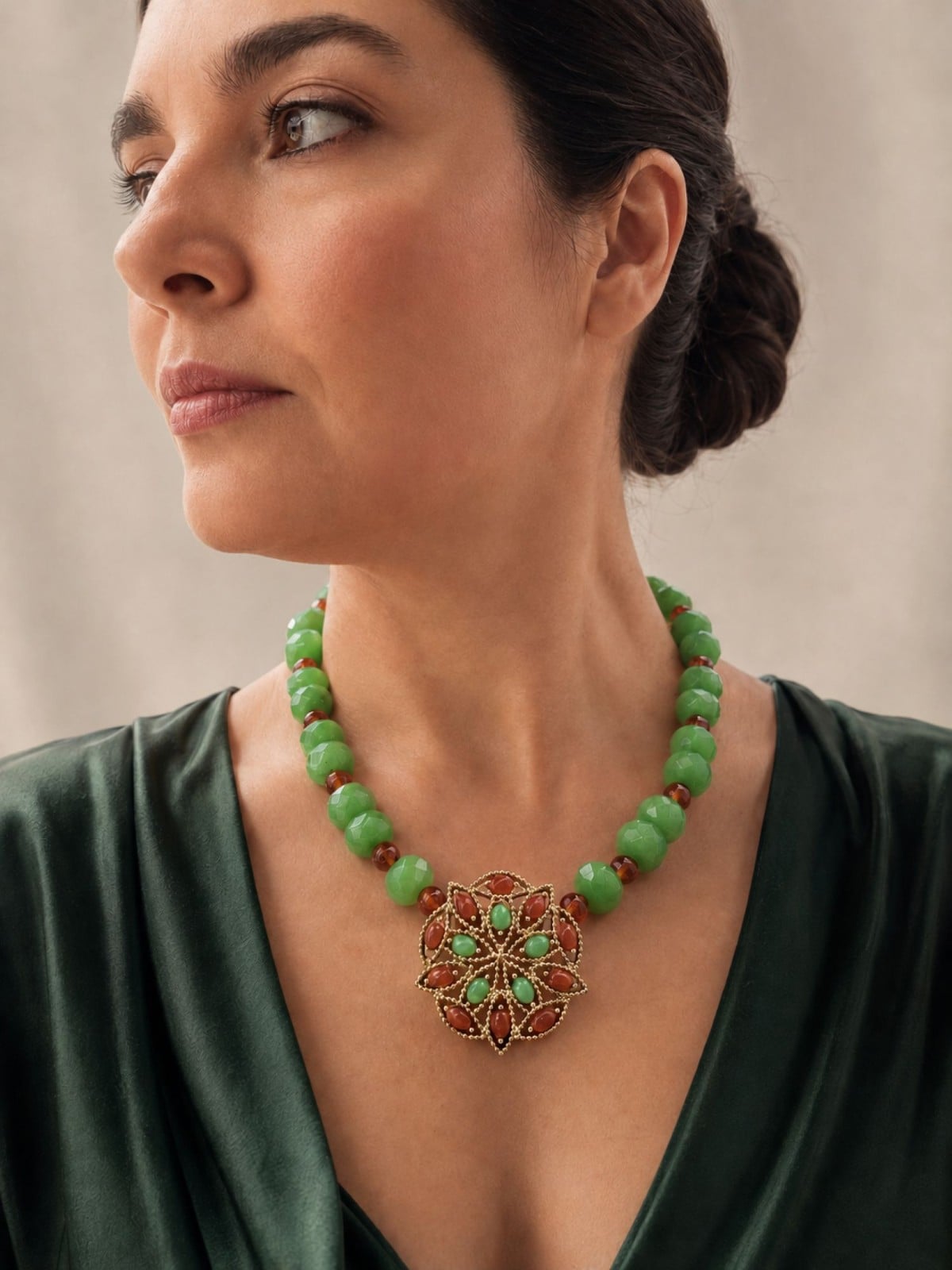 Groene agaat ketting met carneool en vintage Sarah Coventry broche - 147048 Groene agaat ketting met carneool en vintage Sarah Coventry broche