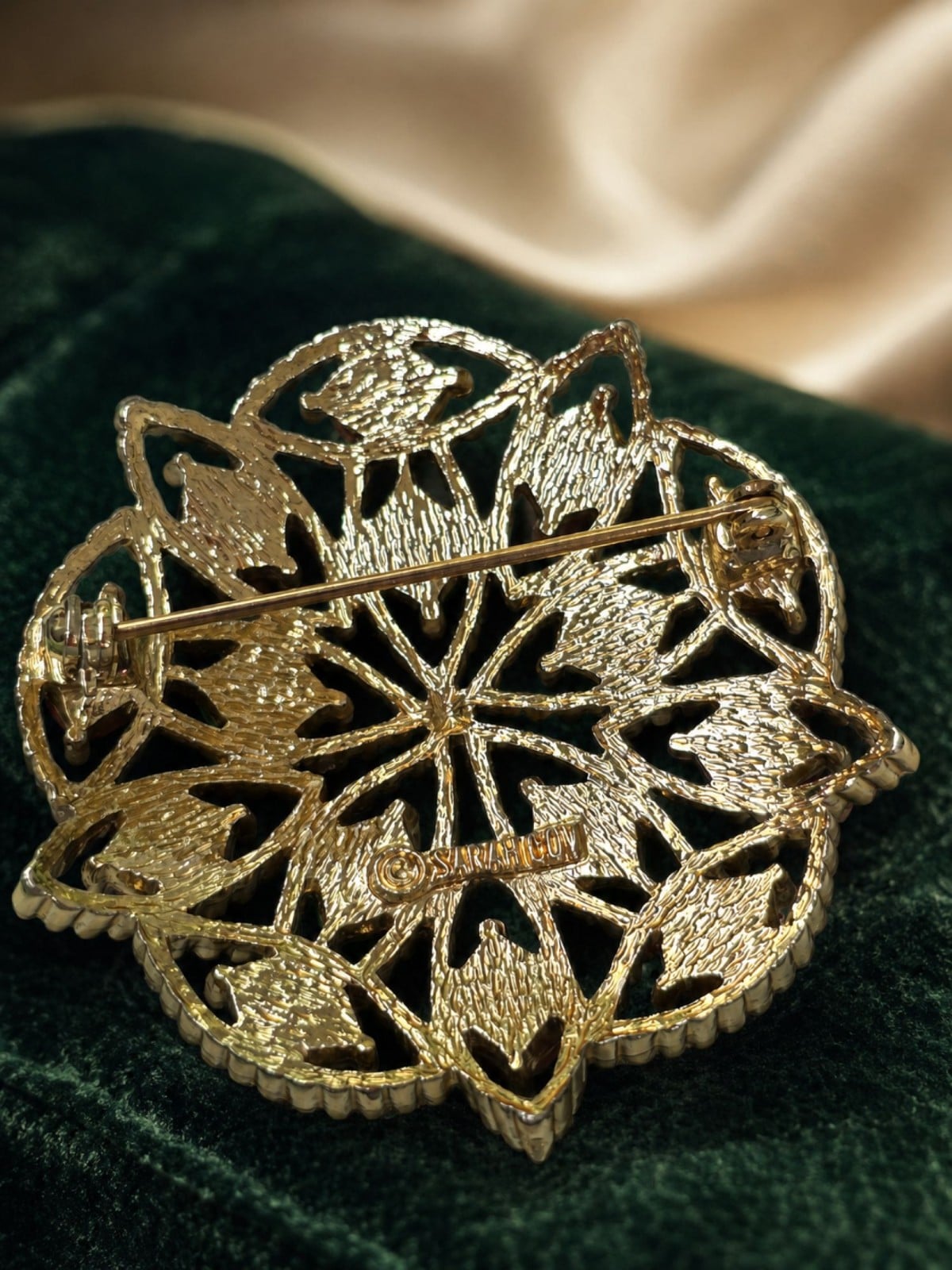 Groene agaat ketting met carneool en vintage Sarah Coventry broche - 147049 Groene agaat ketting met carneool en vintage Sarah Coventry broche