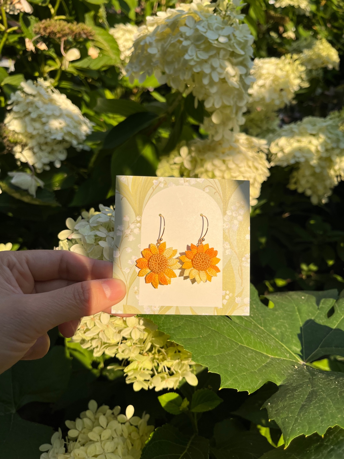 Micro gehaakte zonnebloem oorringen – klein & eenvoudig