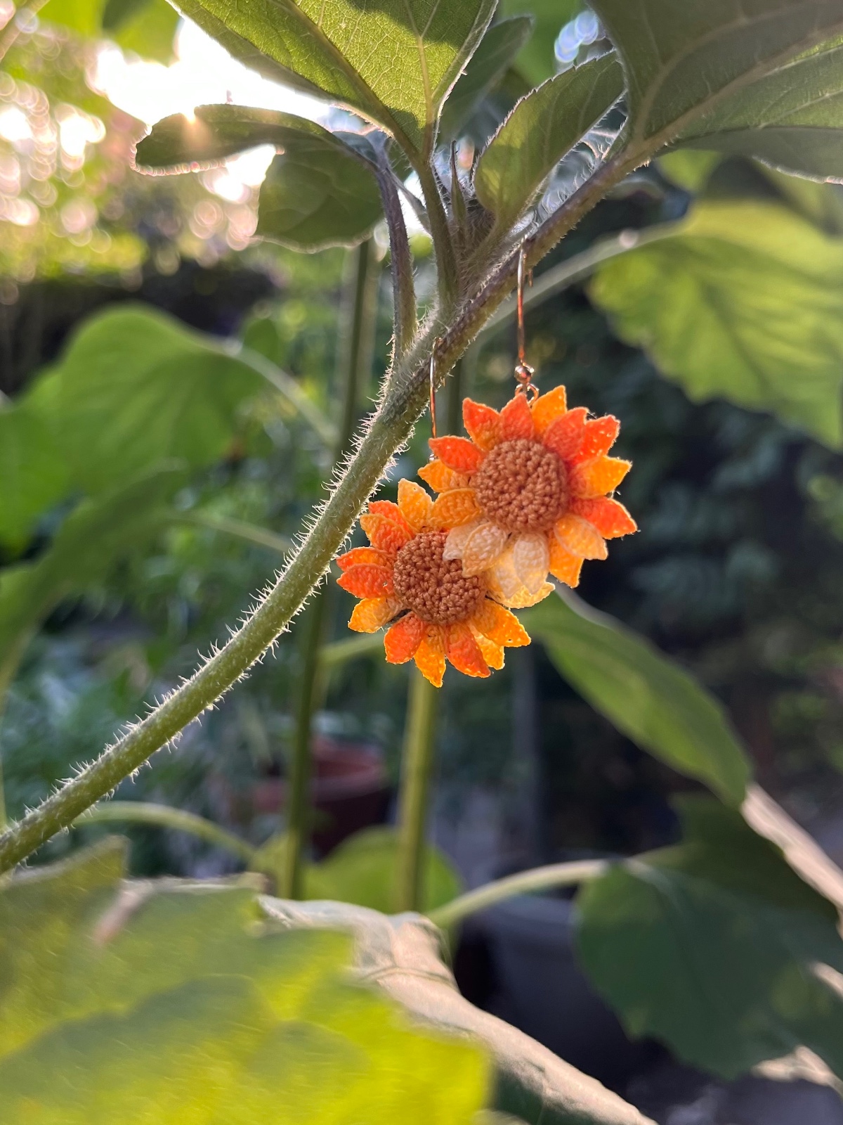 Micro gehaakte zonnebloem oorringen – klein & eenvoudig
