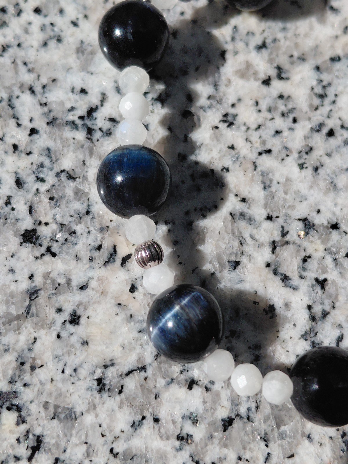 Moonlight: armband met blauwe tijgeroog en maansteen - 146652 Moonlight: armband met blauwe tijgeroog en maansteen