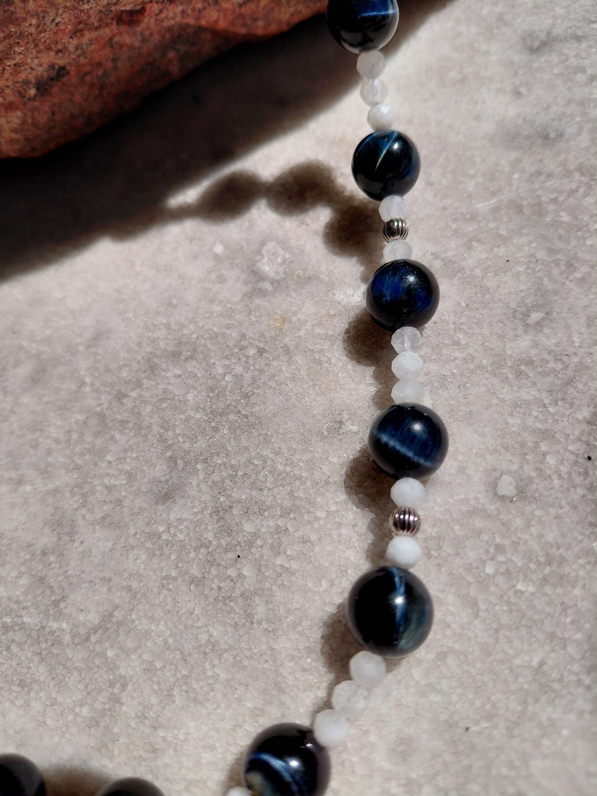 Moonlight: armband met blauwe tijgeroog en maansteen - 146653 Moonlight: armband met blauwe tijgeroog en maansteen