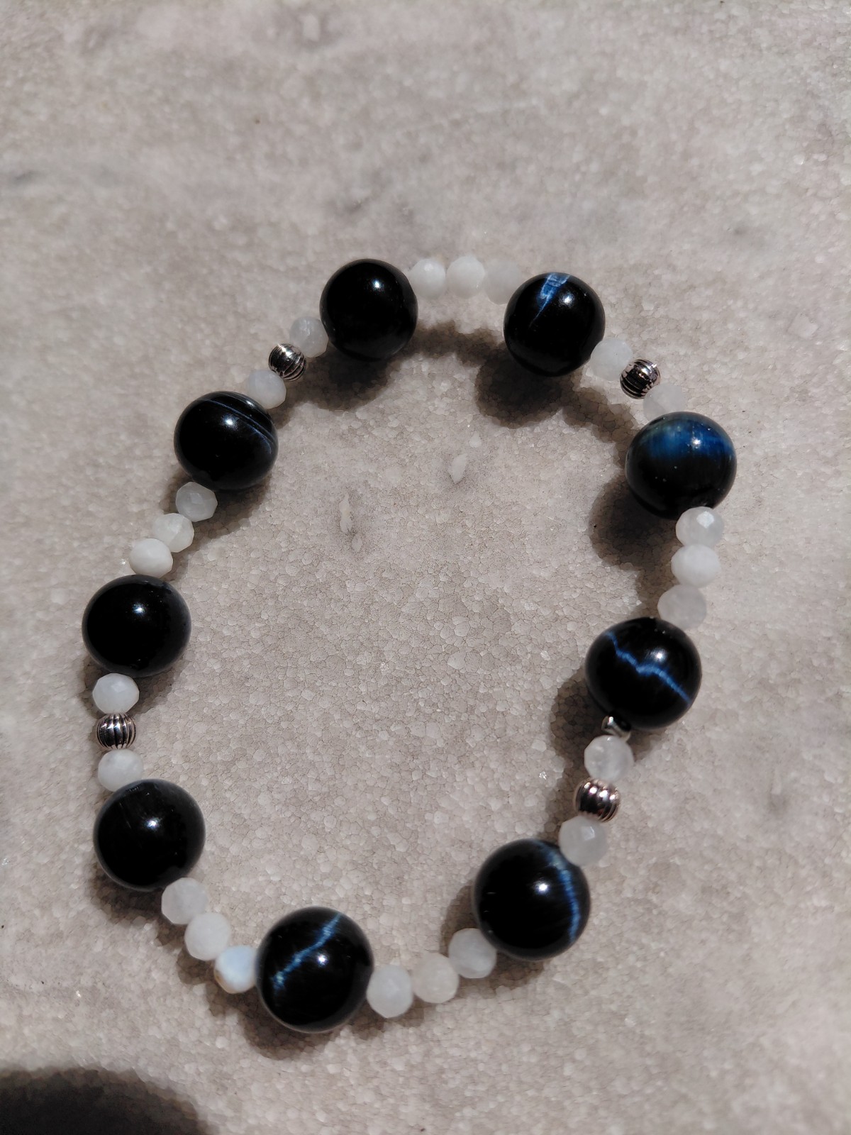 Moonlight: armband met blauwe tijgeroog en maansteen - 146659 Moonlight: armband met blauwe tijgeroog en maansteen