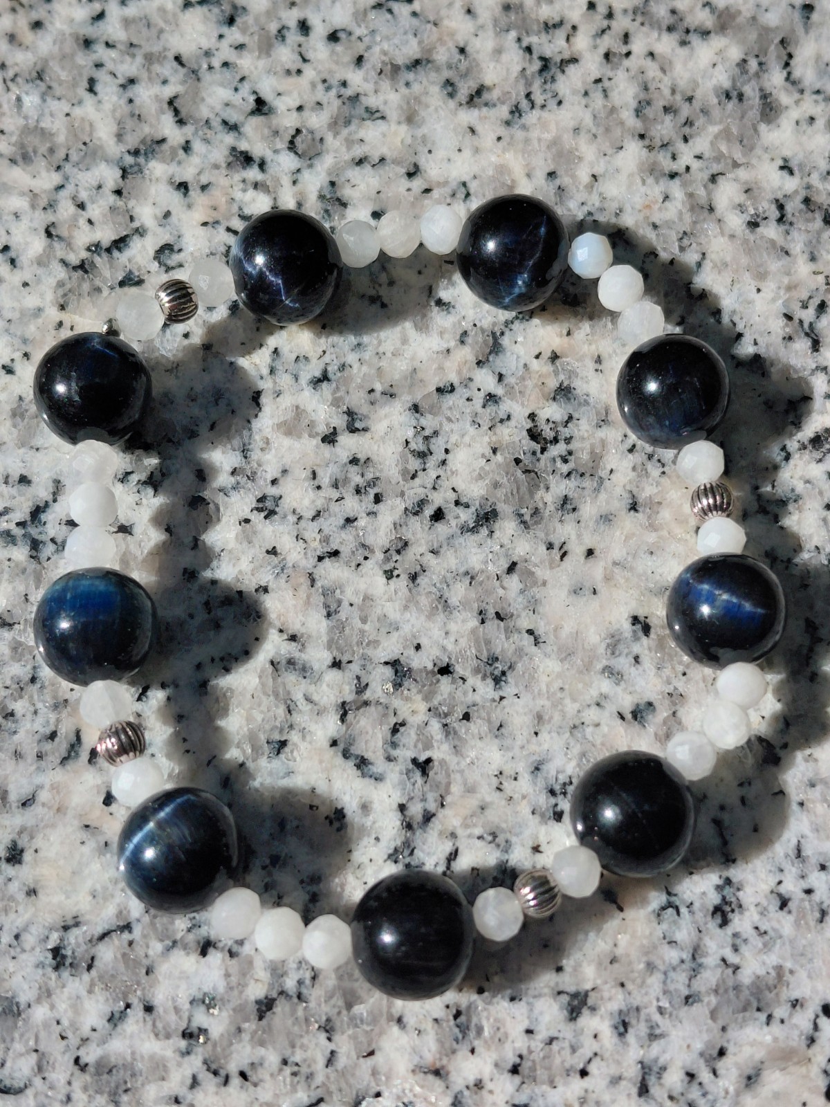 Moonlight: armband met blauwe tijgeroog en maansteen - 146660 Moonlight: armband met blauwe tijgeroog en maansteen