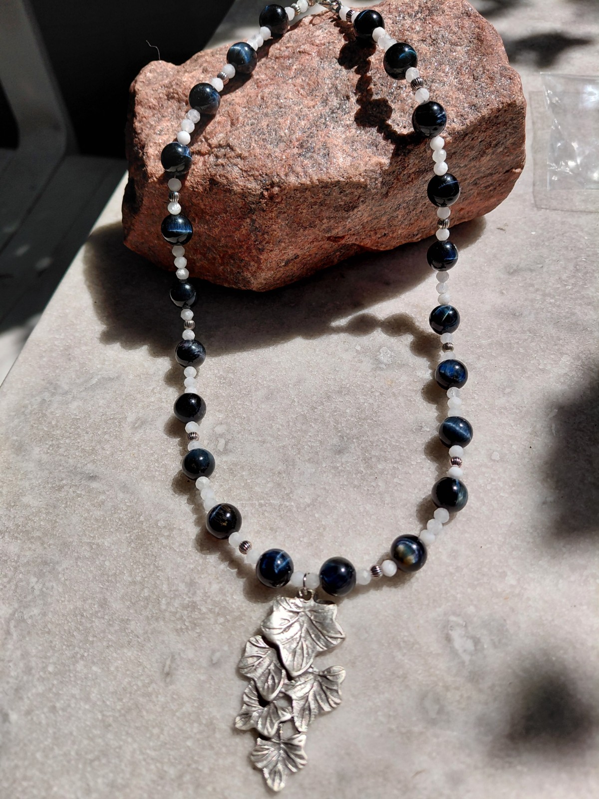 Moonlight: ketting met blauwe tijgeroog, maansteen en verzilverd blad… - 146644 Moonlight: ketting met blauwe tijgeroog, maansteen en verzilverd bladbedel