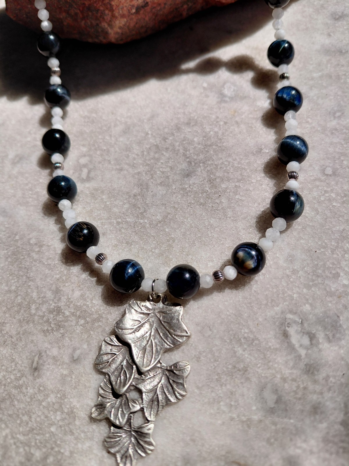 Moonlight: ketting met blauwe tijgeroog, maansteen en verzilverd blad… - 146647 Moonlight: ketting met blauwe tijgeroog, maansteen en verzilverd bladbedel