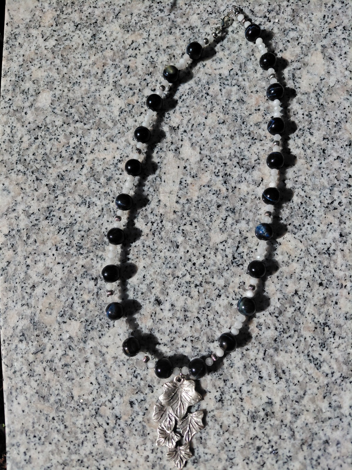 Moonlight: ketting met blauwe tijgeroog, maansteen en verzilverd blad… - 146648 Moonlight: ketting met blauwe tijgeroog, maansteen en verzilverd bladbedel