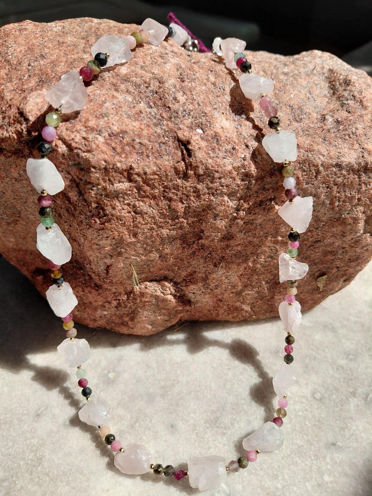 Rosegarden: ketting met ruwe rozekwarts en Indiase agaat - 146392 Rosegarden: ketting met ruwe rozekwarts en Indiase agaat