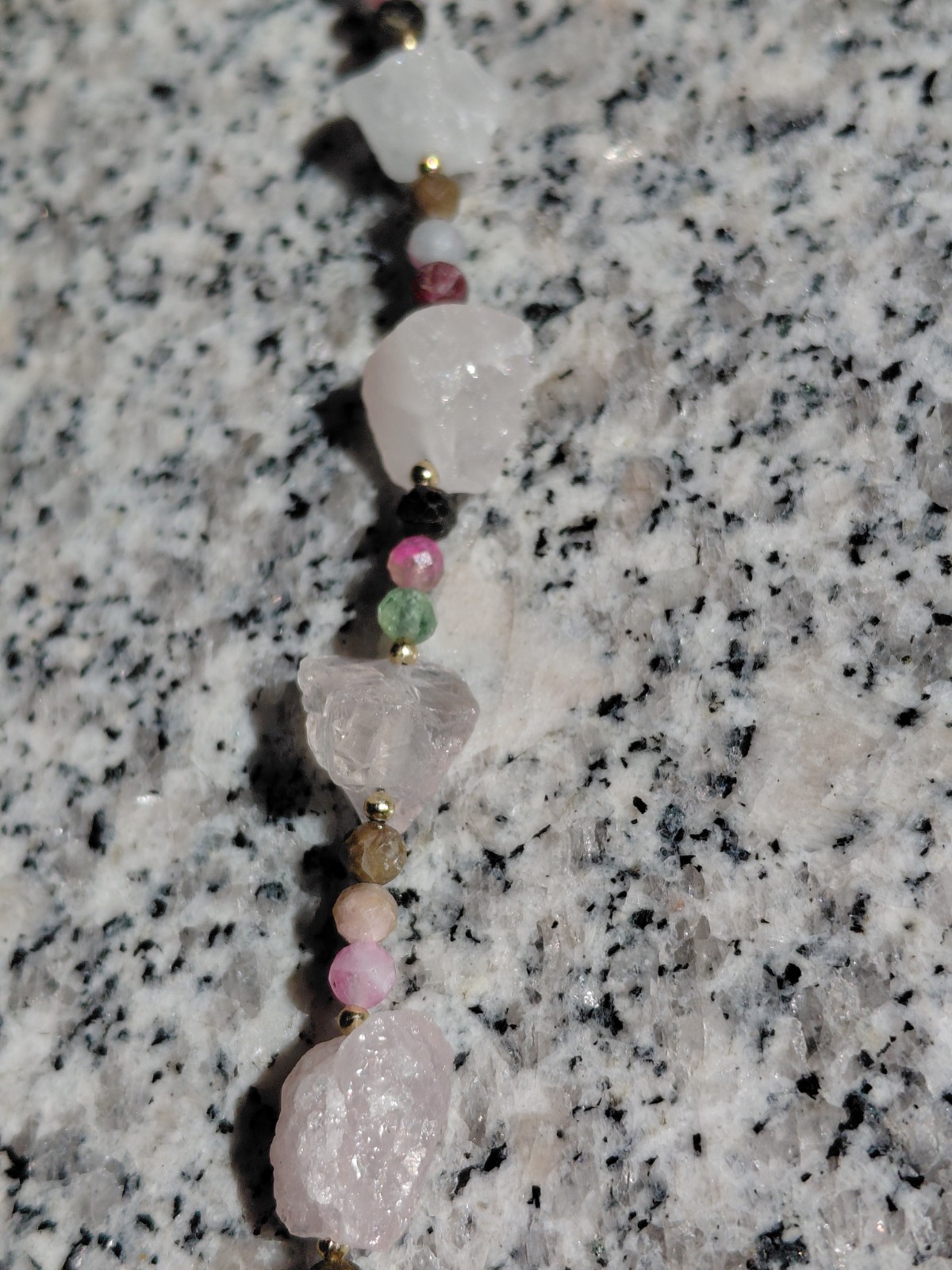 Rosegarden: ketting met ruwe rozekwarts en Indiase agaat - 146395 Rosegarden: ketting met ruwe rozekwarts en Indiase agaat