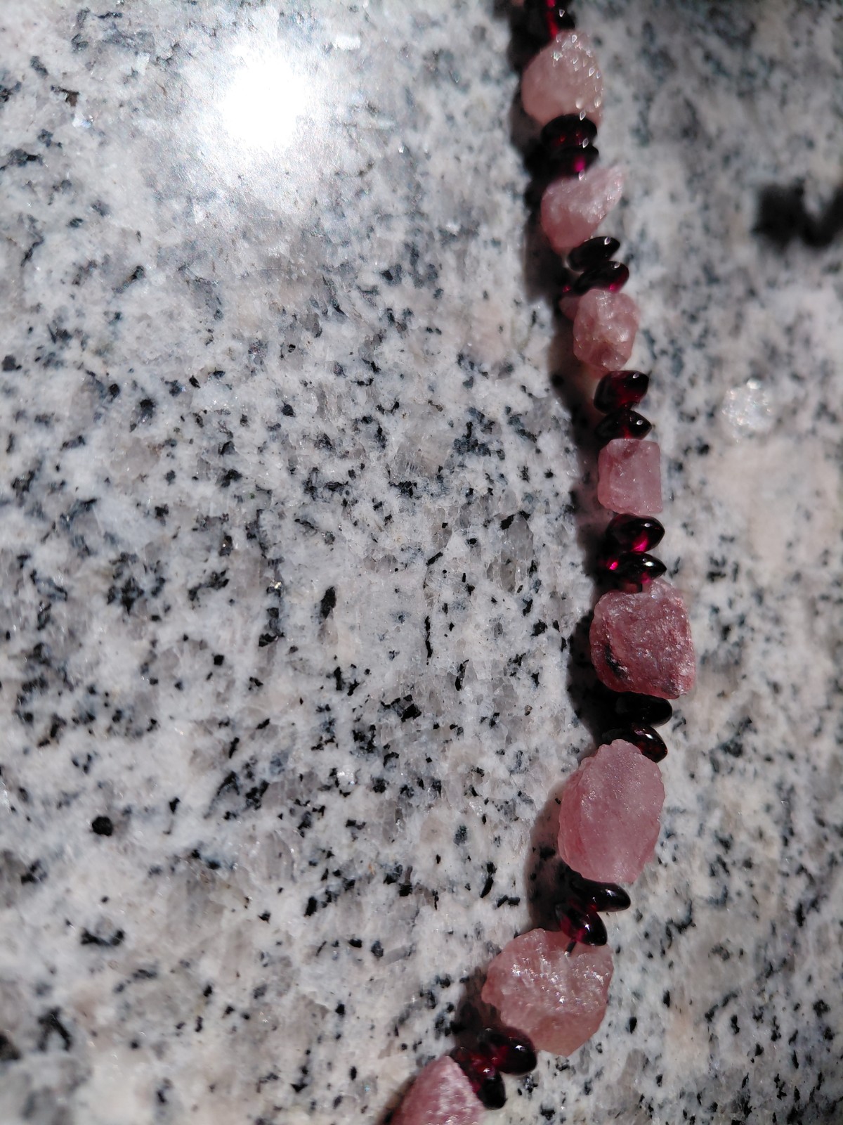 Strawberry Ice: ketting met ruwe Aardbeikwarts, granaat en verzilverd… - 145755 Strawberry Ice: ketting met ruwe Aardbeikwarts, granaat en verzilverd eikenblad