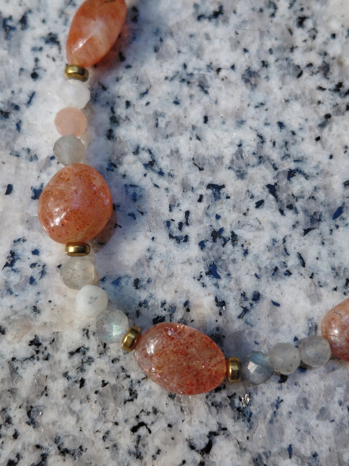 Sun & Moon: armband met grote zonnestenen en meerkleurige maansteen