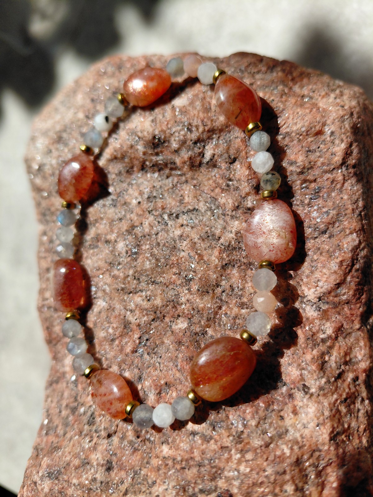 Sun & Moon: armband met grote zonnestenen en meerkleurige maansteen