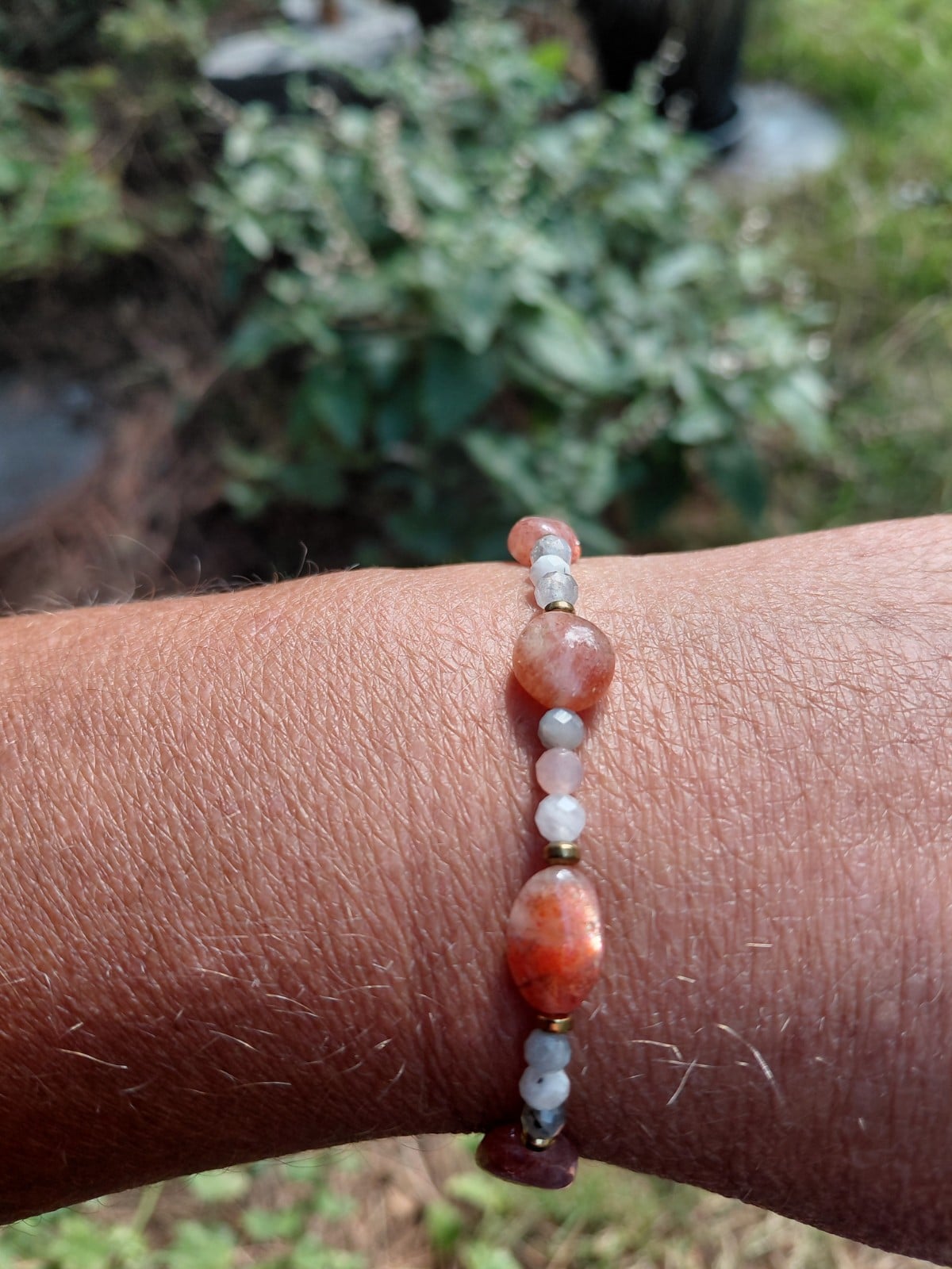 Sun & Moon: armband met grote zonnestenen en meerkleurige maansteen