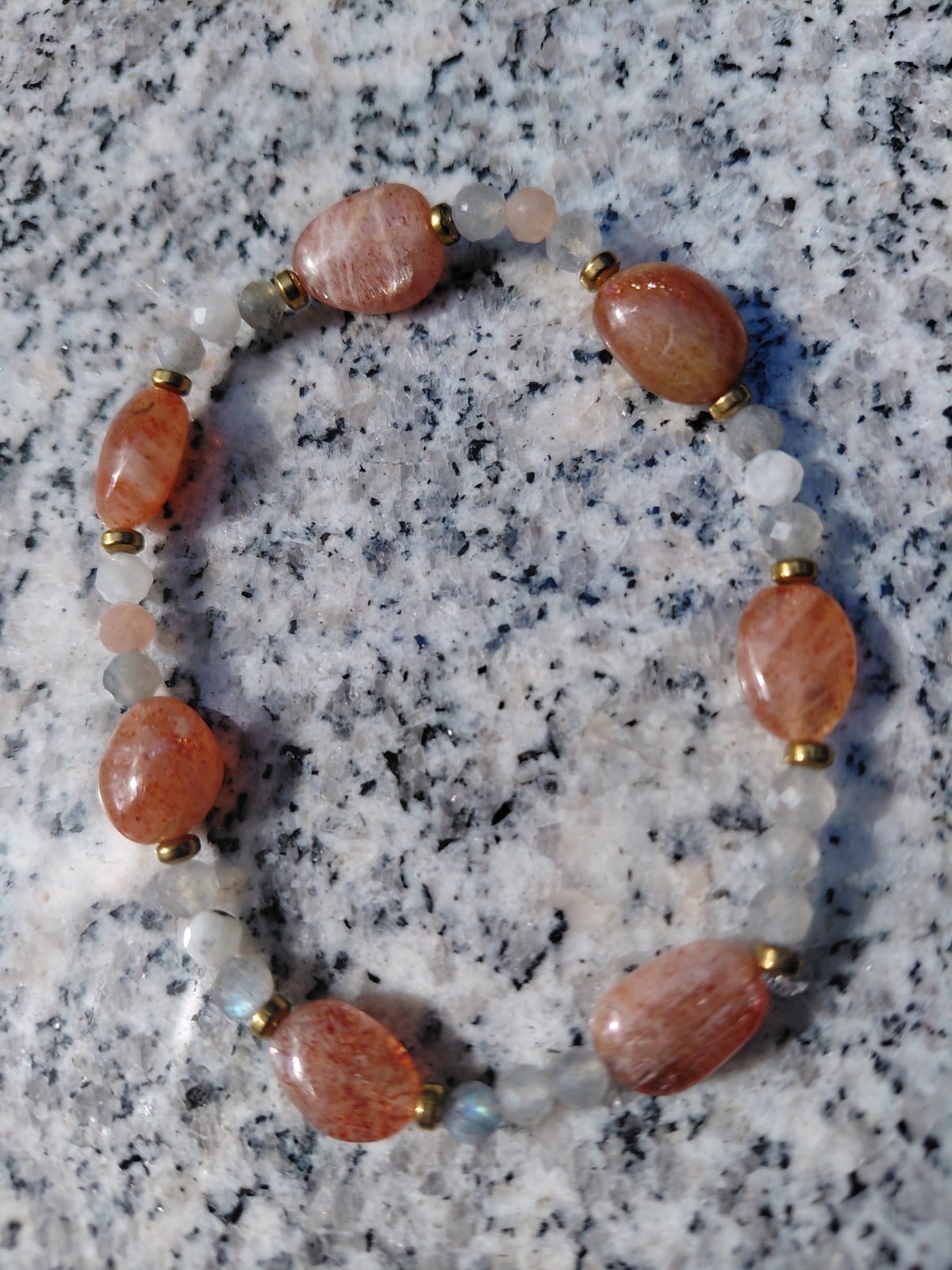 Sun & Moon: armband met grote zonnestenen en meerkleurige maansteen