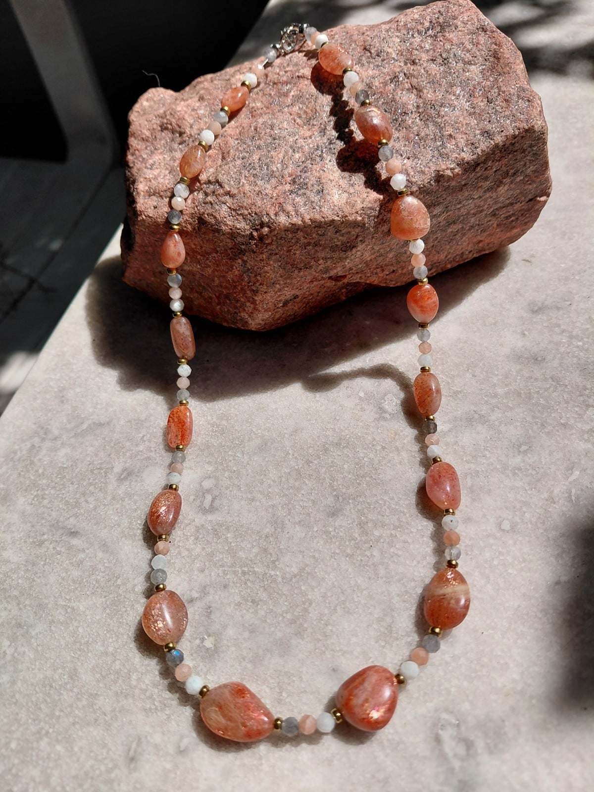 Sun & Moon: ketting met grote zonnestenen en meerkleurige maansteen