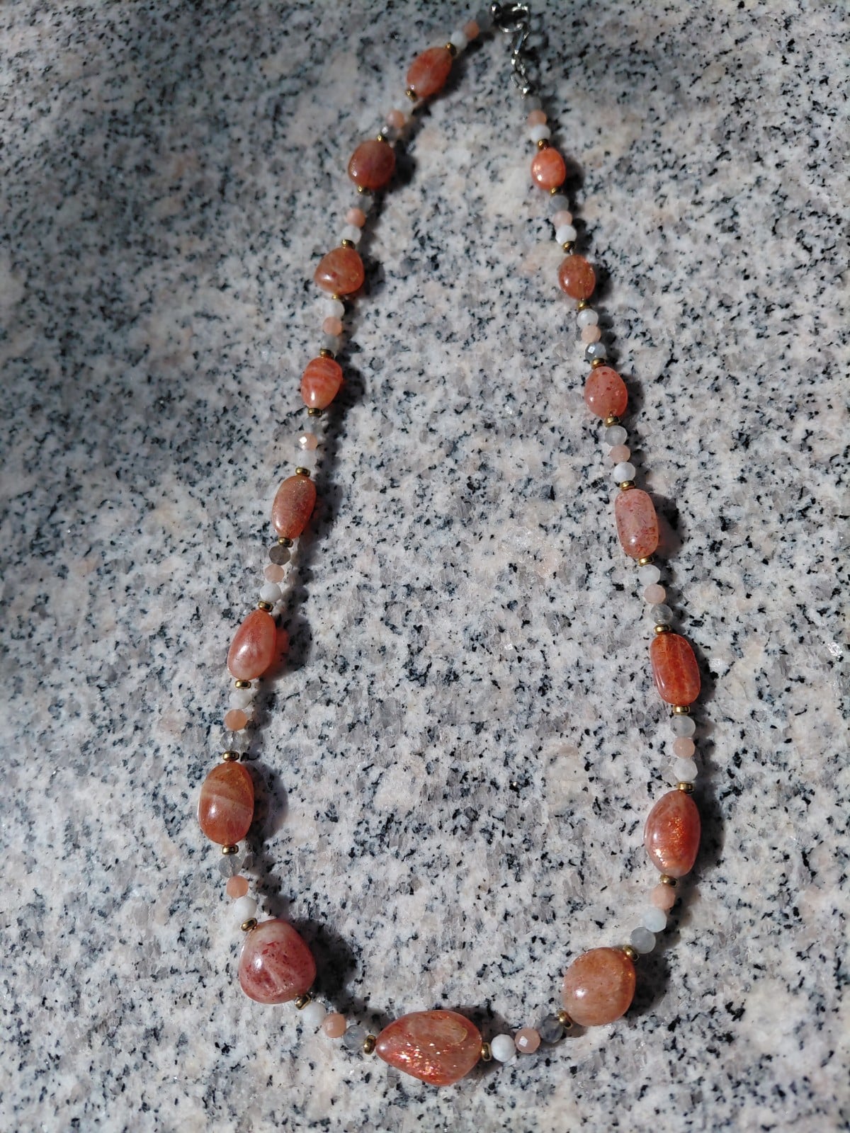 Sun & Moon: ketting met grote zonnestenen en meerkleurige maansteen