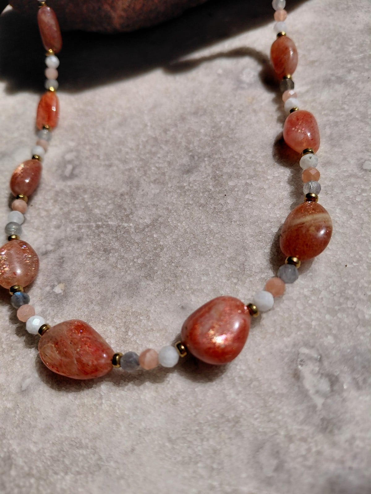 Sun & Moon: ketting met grote zonnestenen en meerkleurige maansteen