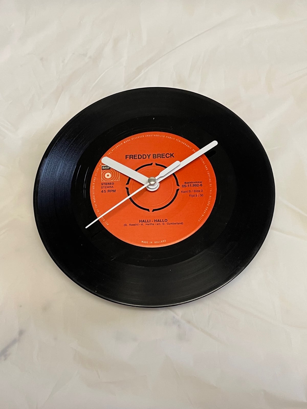 Unieke klok van een gerecyclede vinyl single - 146282 Unieke klok van een gerecyclede vinyl single