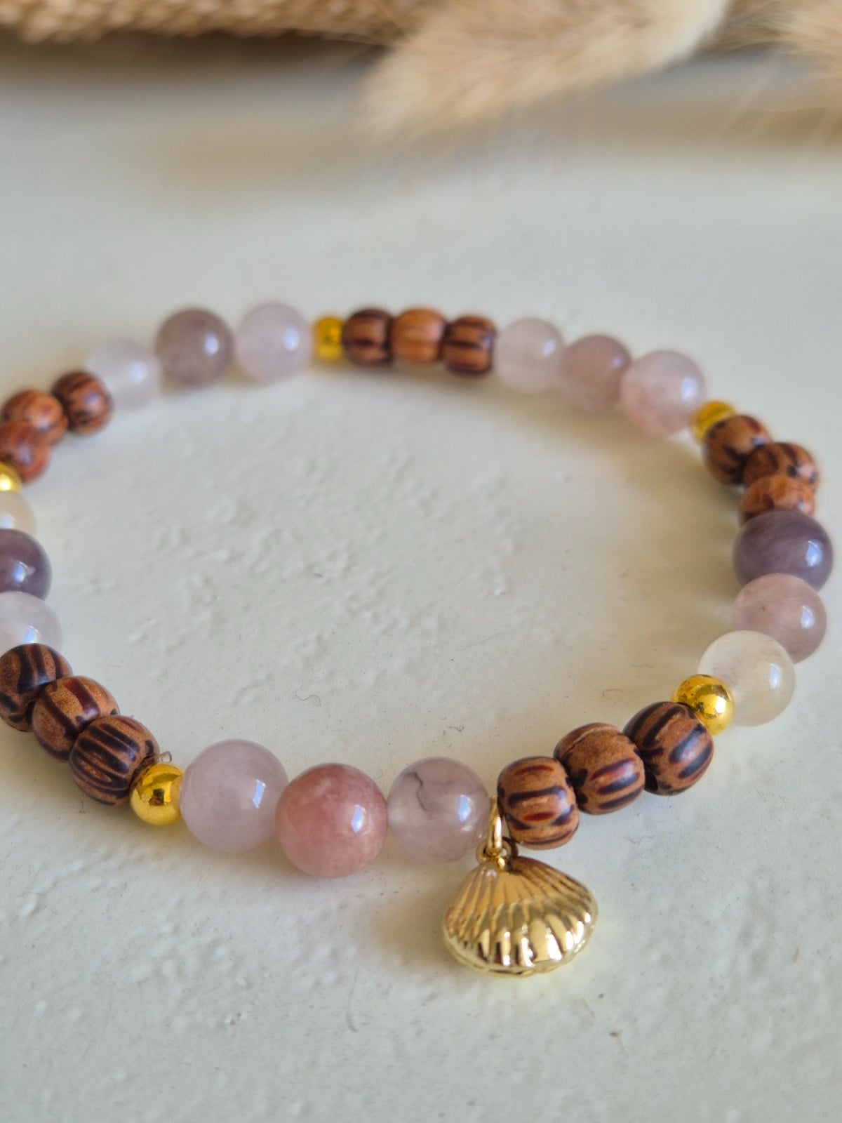Vrolijke armband schelp bedel