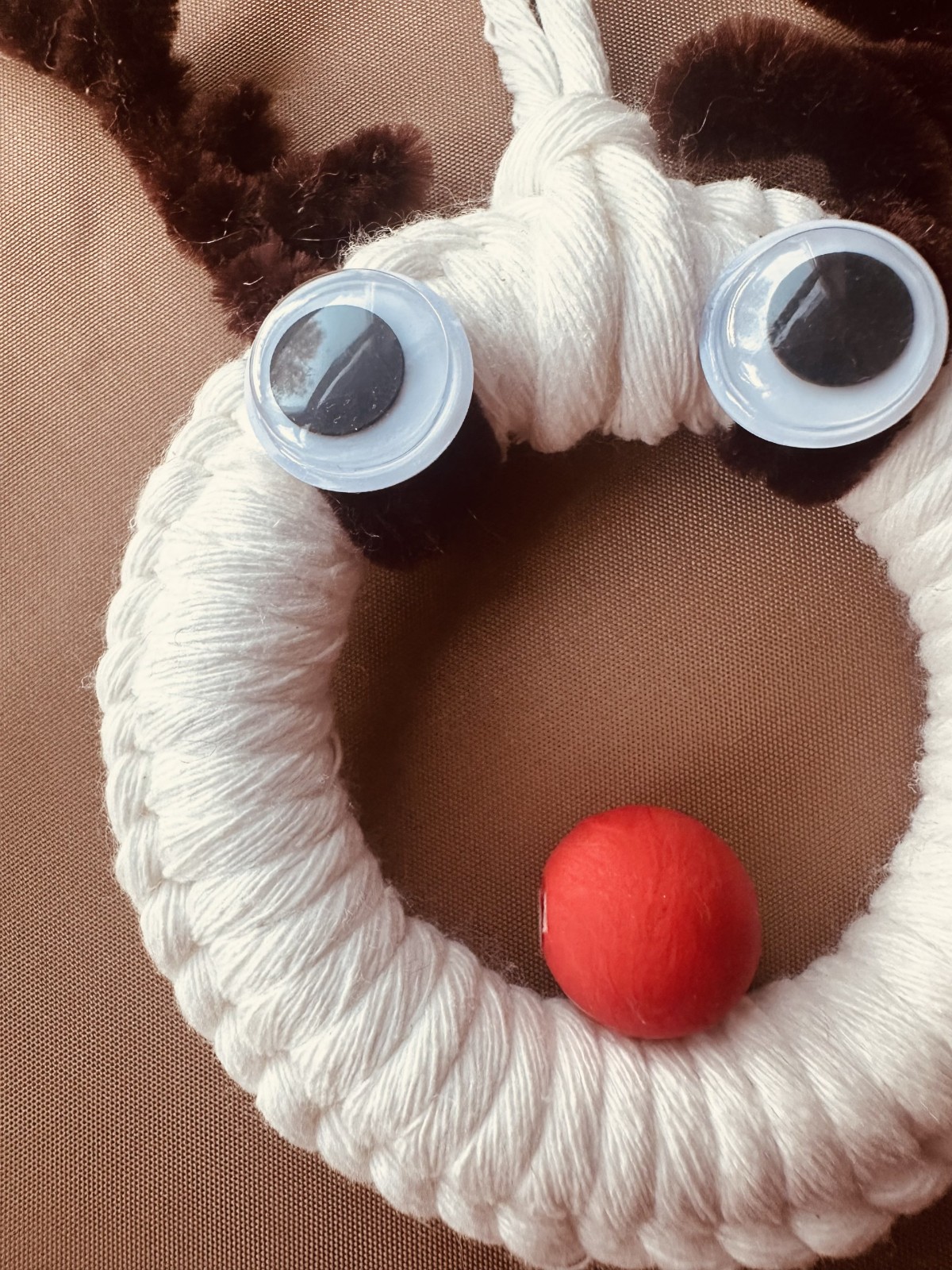 Rendier met rode neus – handgemaakte kerstdecoratie - 151249 Rendier met rode neus – handgemaakte kerstdecoratie