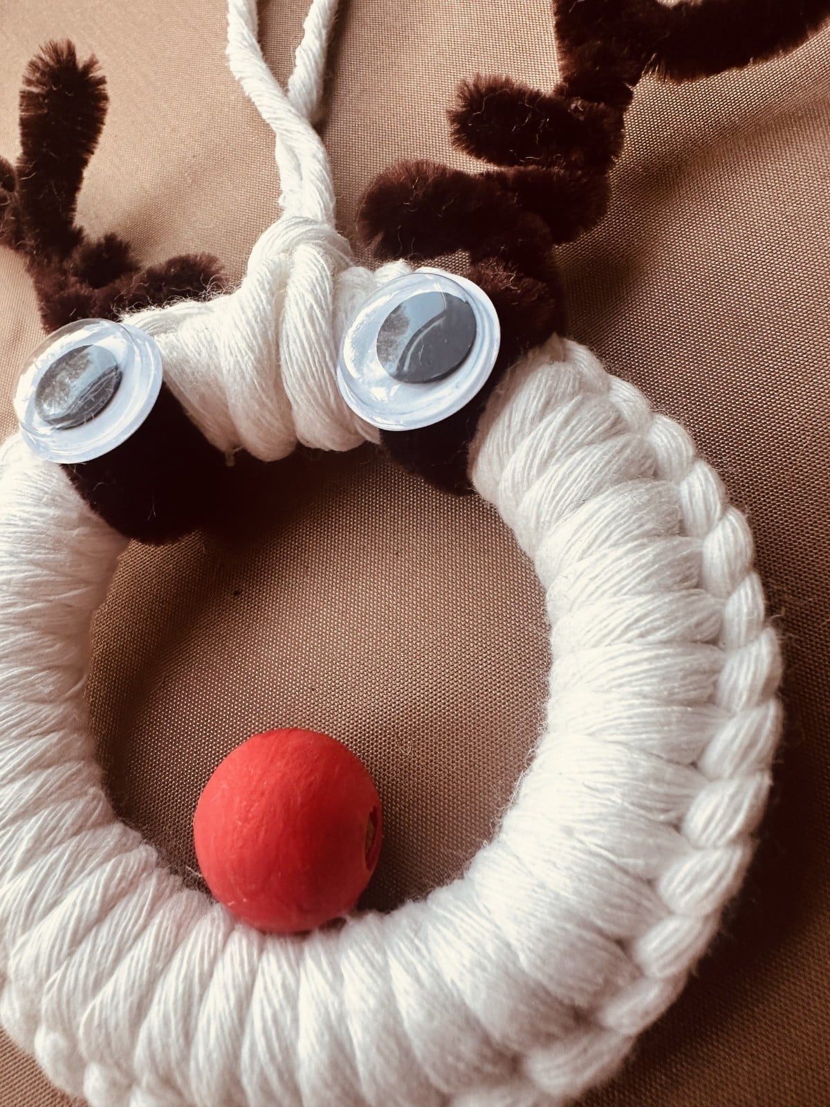 Rendier met rode neus – handgemaakte kerstdecoratie - 151251 Rendier met rode neus – handgemaakte kerstdecoratie